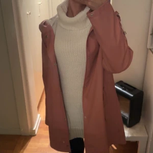 Regnkappa  - Gullig regnkappa som jag tyvärr har vuxit ur, inga synliga defekter endast sista knappen som är väldigt svår att knäppa. Fungerar annars hur bra somhelst! 