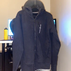 Sail Racing Hoodie  - En svart simpel sail racing hoodie. Använt ett fåtal gånger.  Inga slags defekter med den. Kan gå för billigare pris vid snabb affär.