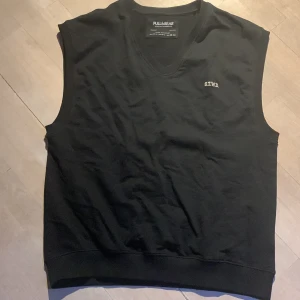 Stwd väst från pull & bear - Säljer denna vöst från pull and bear. Den är i gott skick och använd fåtal gånger. Skrev gärna vid frågor eller prisförslag☺️