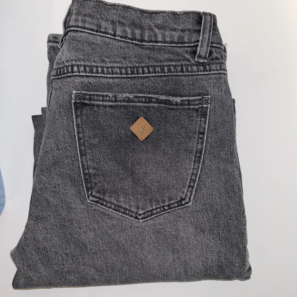 Jeans från Abrand, slitningarna är från butik. Knappt använda. Säljer då de är förstora för mig o därför är sista bilden lånad. Pris går att diskutera💞 Nypris: 1099kr . Jeans & Byxor.