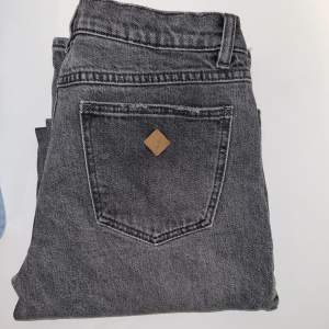 Jeans från Abrand, slitningarna är från butik. Knappt använda. Säljer då de är förstora för mig o därför är sista bilden lånad. Pris går att diskutera💞 Nypris: 1099kr 
