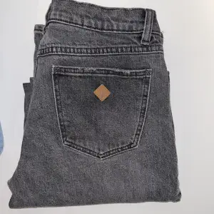 Jeans från Abrand, slitningarna är från butik. Knappt använda. Säljer då de är förstora för mig o därför är sista bilden lånad. Pris går att diskutera💞 Nypris: 1099kr 