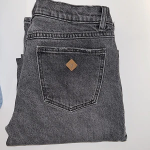 Abrand jeans  - Jeans från Abrand, slitningarna är från butik. Knappt använda. Säljer då de är förstora för mig o därför är sista bilden lånad. Pris går att diskutera💞 Nypris: 1099kr 