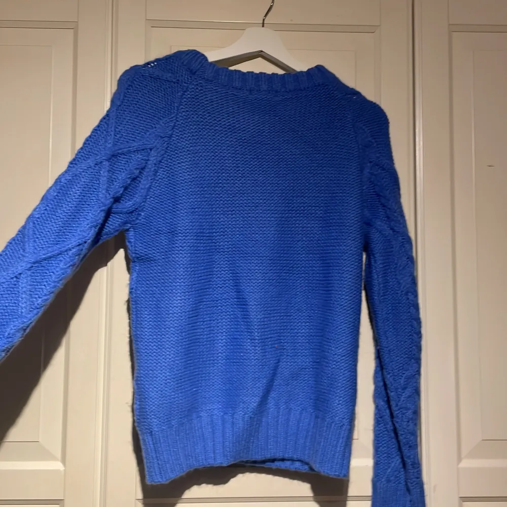 Väldigt skön & fin blå stickad tröja. Från Cubus, köpt för ca 400kr. Har använt 1-2 gånger så säljer för 199.  Framsida har mönster, baksidan är ”normal”. Storlek S/Small. Stickat.