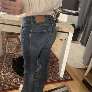 Säljer mina Lågmidjade Jeans ifrån L.O.G.G. (H&M). Storlek 27 (Eu) vilket jag inte vet vad det är i vanlig storlek. Men jag skulle säga en Xs/S då dom sitter bra på mig. Hör av er vid frågor. Inga defekter!! 🫶🏼