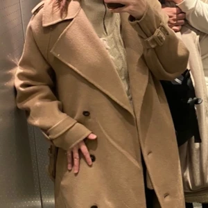 Kappa & other stories  - Kappa från & Other stories, använd fåtal gånger köpt förra hösten. Nypris 2500kr mitt pris 1000kr . Vill man ha oversize funkar denna om du normalt är en 36/38a. 