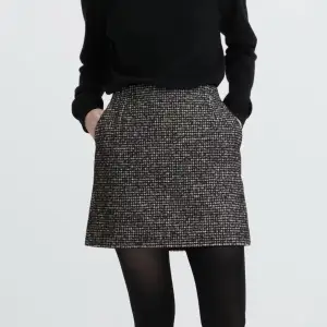 Superfin kort kjol som är perfekt nu i vinter då den är lite tjockare gjord i ull🍂 Har två fickor på sidorna och en liten dragkedja i bak. Är aldrig använd och lappen sitter kvar🫧  Köpt för 399 