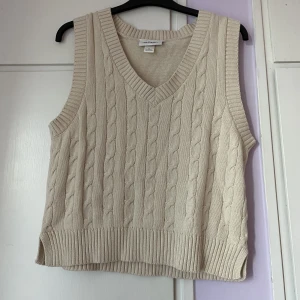 Stickad väst till salu - Hej! Jag säljer den stickade väst från monki! :) Aldrig använd, så i mycket fint skick!  Storlek: M. Frakt tillkommer 😊