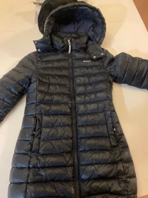 Gant jacka  - Jättefin jacka som jag inte använder längre. Köpte för 1800 och ser oanvänd och som nu ut. 