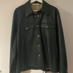 Sefr Vegan Leather Jacket - Grön läderjacka från Sefr.  Bra skick men har några små färgsläpp, knappt synbart.