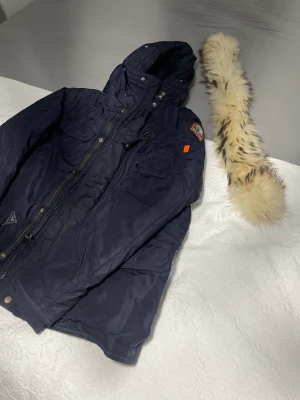 Vinterjacka Parajumper  - Säljer Parajumper jacka säljer den för använder den inte. Pris kan diskuteras jackan är nyskick äkta päls. Man kan ta av och sätta på pälsen. storlek M