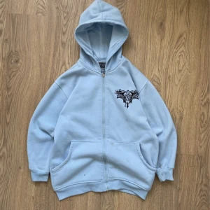 Y2k zip up hoodie! - Mycket fin y2k hoodie som är i bomull material. Den har snyggt mönster med ett annat material så det är inte målat på, som man kan se på andra bilden är den lite sönder, därmed sänker jag priset lite och om de inte är tillräckligt kan vi diskutera priset!