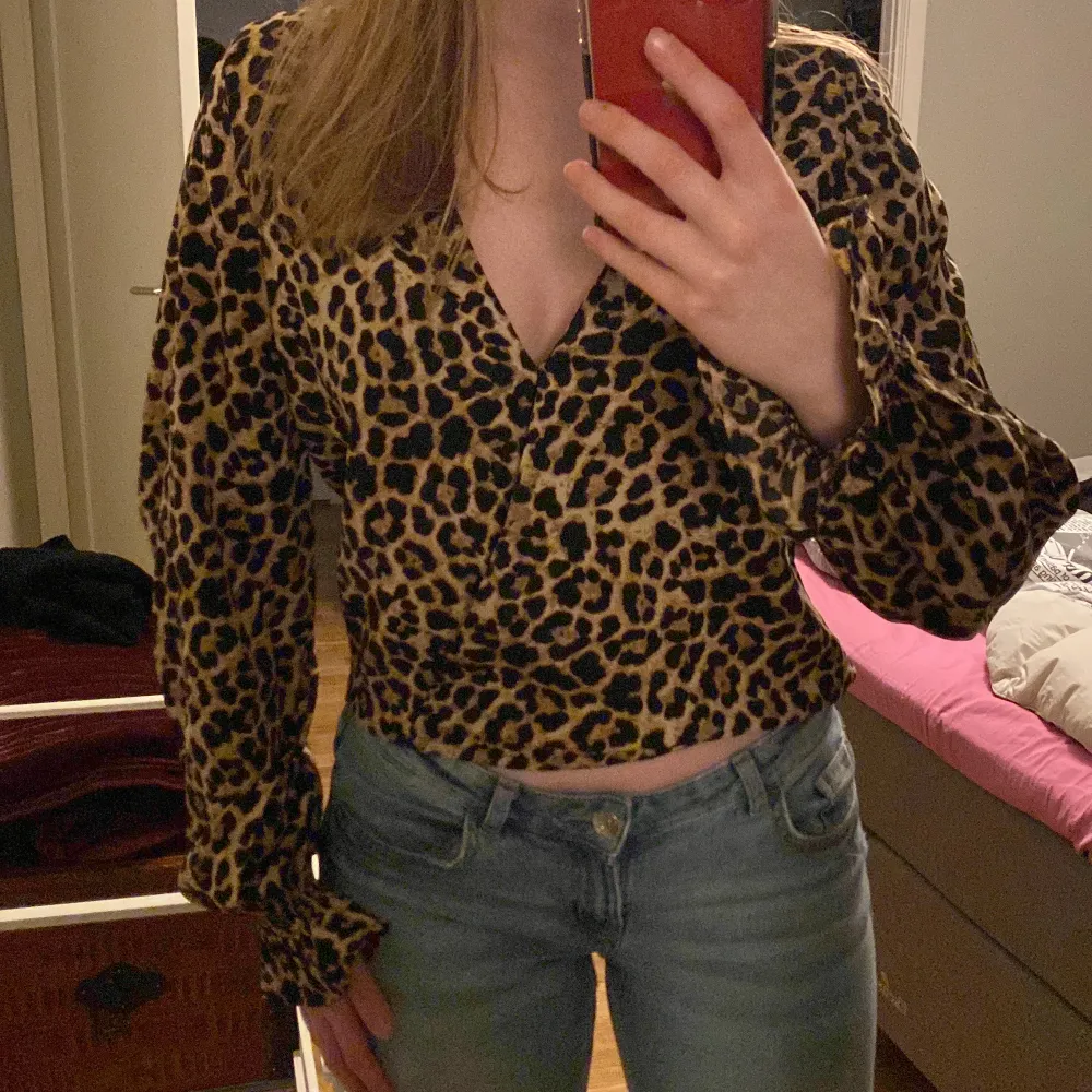 En fin tröja med leopard print. Inga defekter. Skriv för mer info☺️. Blusar.