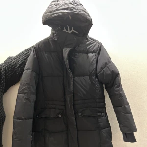 Ákkha vinterjacka - Ákkha vinterjacka, original pris 899kr. Det är en barnjacka. I mycket bra skick och använd fåtal gånger. 