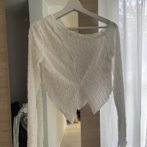 Vit tröja  - Jättefin vit tröja från shein, aldrig använd. Storlek L men är väldigt liten i storleken!