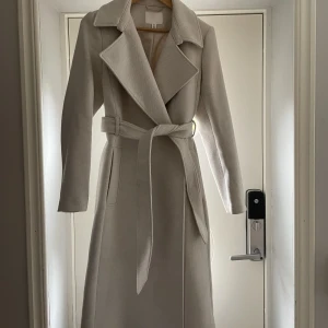 Kappa - Jättefin beige kappa ifrån hm perfekt nu till hösten/ vintern. Knappt använd🤍