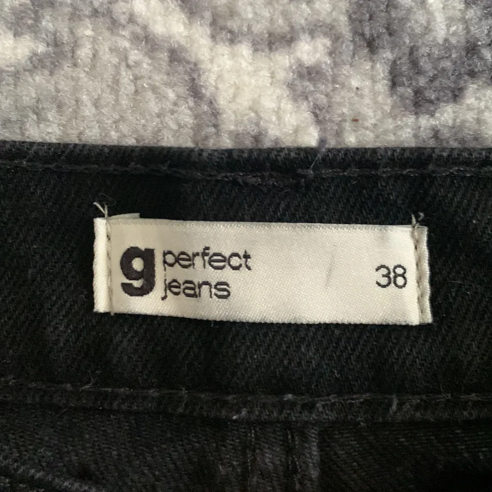 Jag köpte jeansen från gina tricota, passar ej mig längre, storleken är 38 high waisted jeans. Vi kan diskutera om priset💗💗. Jeans & Byxor.