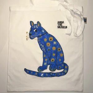 ABBA TOTEBAG  - Säljer nu min ABBA katt blå totebag från ABBA museumet då den tyvärr inte kommer till användning. Pris går att diskutera 💞 Nypris: 225kr +museum inträde 