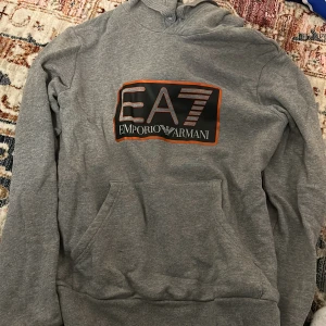 Emporio Armani EA7 - Säljer en tröja som knappt använd. Köpt från Zalando. Storlek S Billigare vid smidig affär  