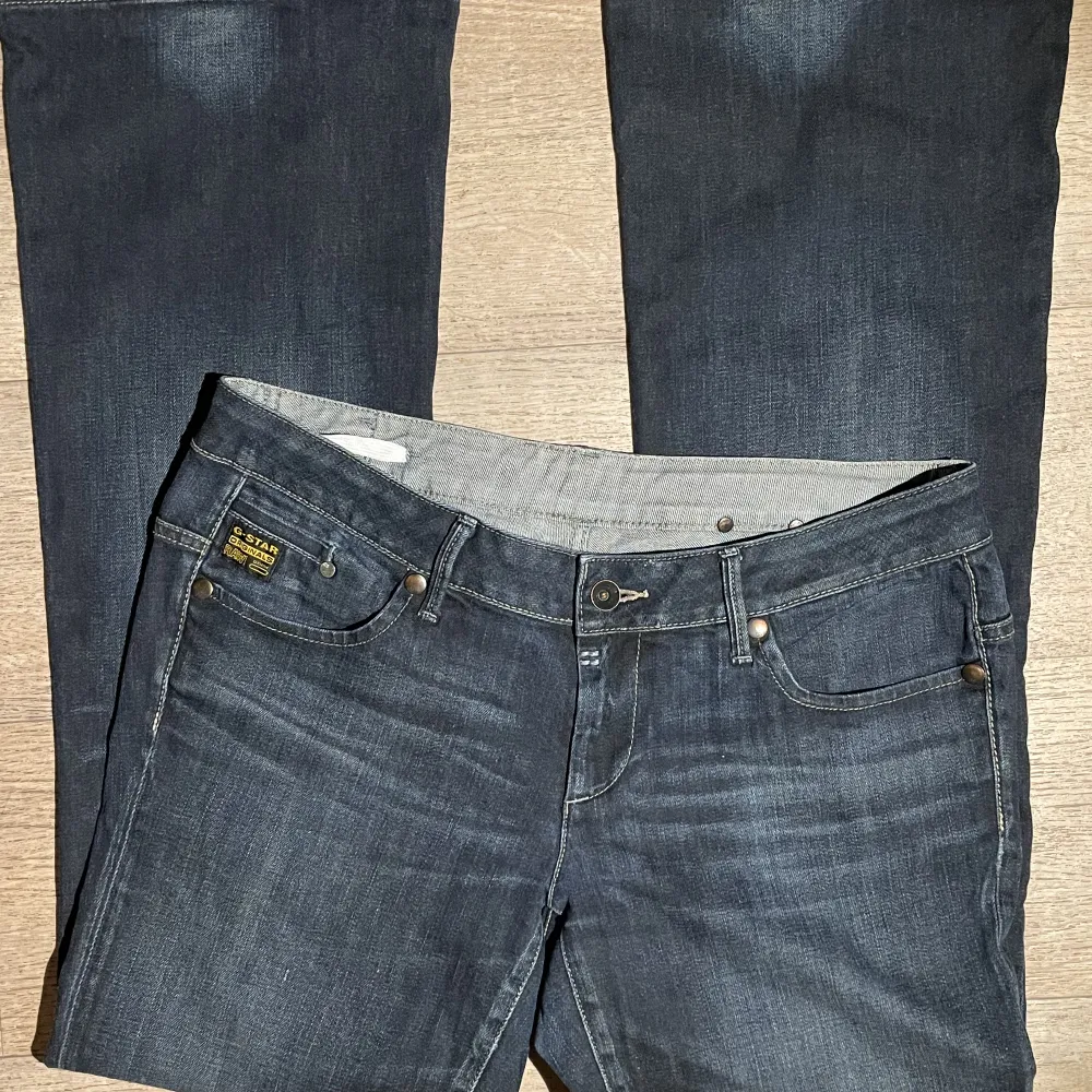 G-star jeans som är köpta på Zalando second hand. Dom är tyvärr för stora på mig och därför har jag lagt in resårband på insidan men går att ta bort. Mått: innebenslängd 82cm,midja tvärs över ca 45cm💞 Har små fläckar men inget som syns💞 Prislapp är kvar. Jeans & Byxor.