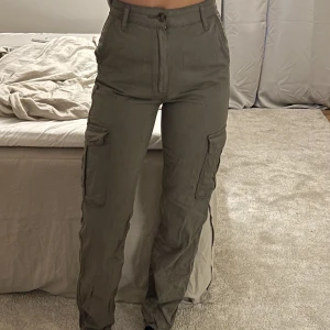 Cargobyxor från Stradivarius - Säljer ett par gröna Cargobyxor från stradivarius i stl 32. I fint skick, har endast använts fåtal gånger. 