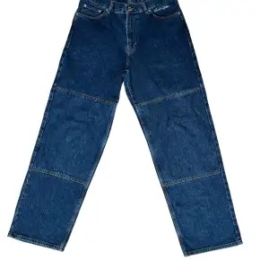 Ett par feta Blå Sweet Sktbs Dubble Knee Jeans 👀 Inköpa på Junkyard men knappt använda sen dess! 💥 Nypris 700:- 🌟