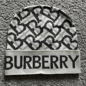 Burberry Mössa - Helt ny burberry mössa, sitter riktigt fint på huvudet, fina färger och den är i topp kvalite ✅