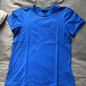 Blå T-shirt från Åhléns, storlek S
