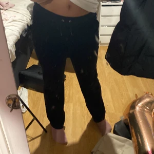 Svarta juicy byxor!💗 - Dem har tyvär inte kvar metallknaparna😞 men annars är dem i bra skick!💗