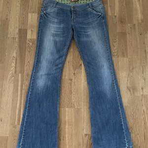 Skitsnygga lågmidjade jeans. Säljer pågrund av att de är för korta på mig men är i bra skick. Innerbenslängden är 84 cm och midjemåttet 42 cm rakt över! Köparen står för frakten😊