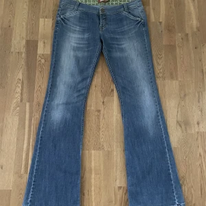 Lågmidjade jeans  - Skitsnygga lågmidjade jeans. Säljer pågrund av att de är för korta på mig men är i bra skick. Innerbenslängden är 84 cm och midjemåttet 42 cm rakt över! Köparen står för frakten😊