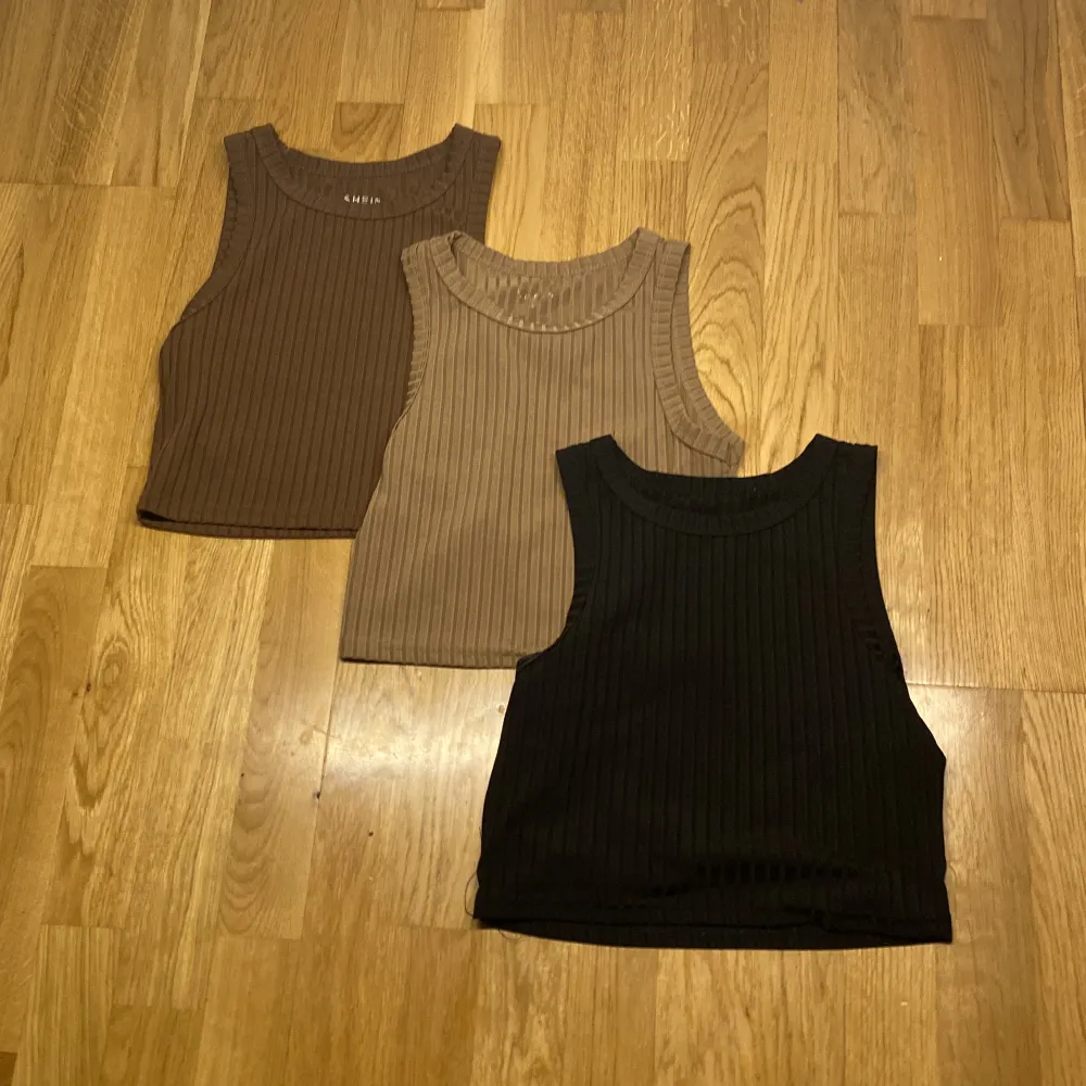 Tre cropp toppade toppar i svart, mörkbrun och ljus brun  Man kan köpa dom enskilt original pris 150kr  Pris för alla tre: 100kr  Pris för en: 40kr. T-shirts.