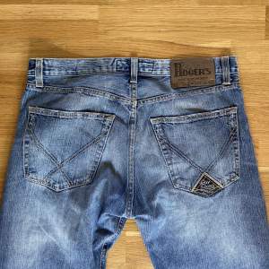 Ett par riktigt snygga grå/blå vintage jeans i mycket bra skick. Snygg passform.