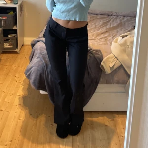 Lågmidjade kostymbyxor från bikbok  - Superfina lågmidjade kostymbyxor med slit vid fötterna köpta från Bikbok! Storlek 38🥂