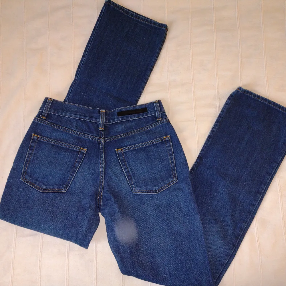Donna Karan New York. Blå jeans i en svinsnygg modell. Lite boot cut och relativt låga i midjan. 100% bomull. Fint skick. Storlek 28. . Jeans & Byxor.
