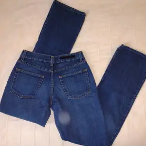 Donna Karan New York. Blå jeans i en svinsnygg modell. Lite boot cut och relativt låga i midjan. 100% bomull. Fint skick. Storlek 28. 