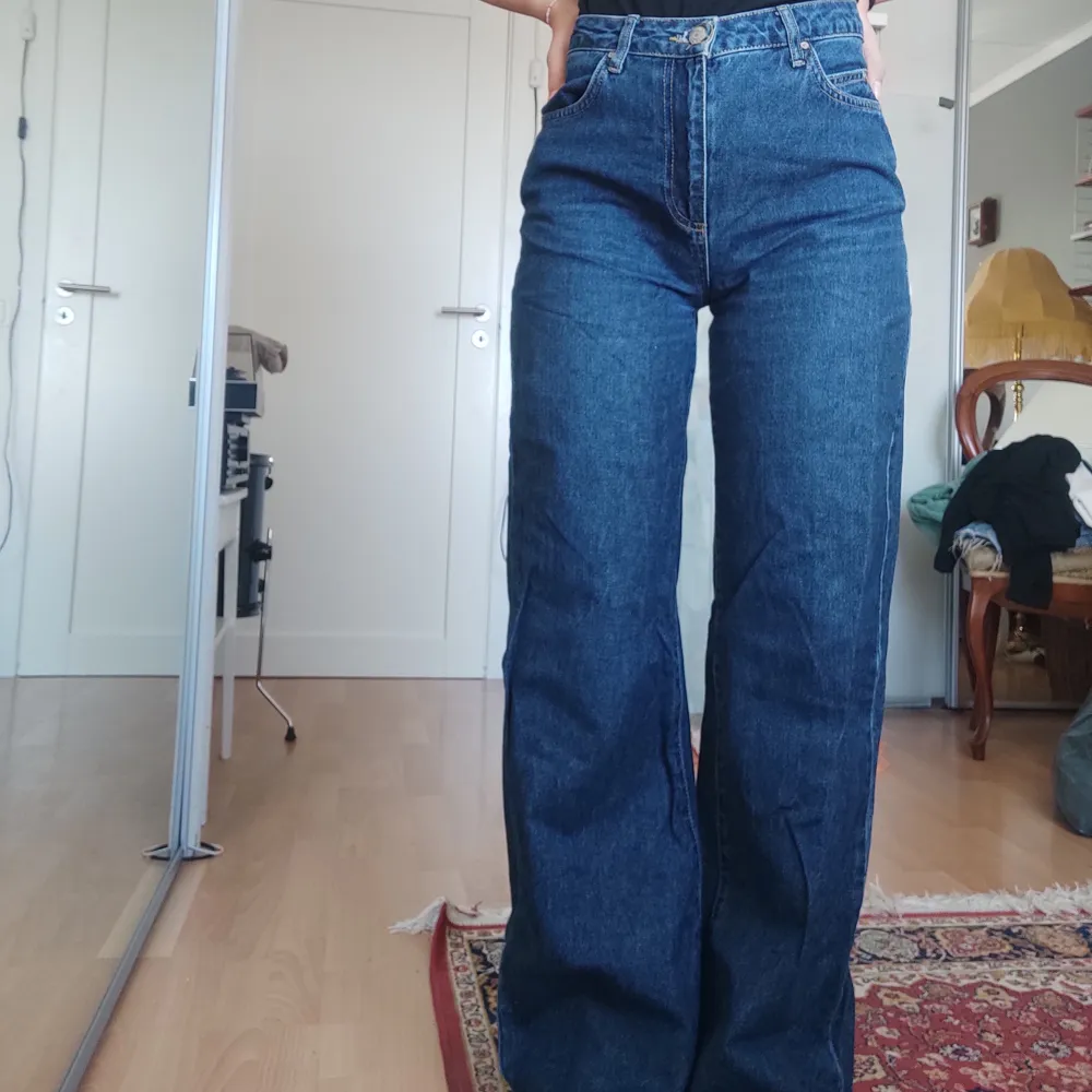 Snygga högmidjade jeans med mellanmörk wash, från NAKD om jag minns rätt. Supersköna! Fler bilder finns. Pris kan diskuteras vid snabb affär<3. Jeans & Byxor.