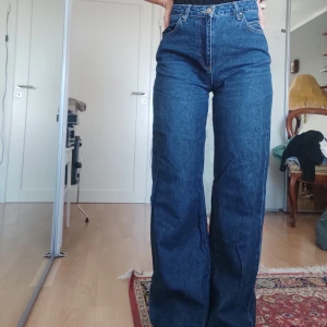 WIDE LEG JEANS - Snygga högmidjade jeans med mellanmörk wash, från NAKD om jag minns rätt. Supersköna! Fler bilder finns. Pris kan diskuteras vid snabb affär<3