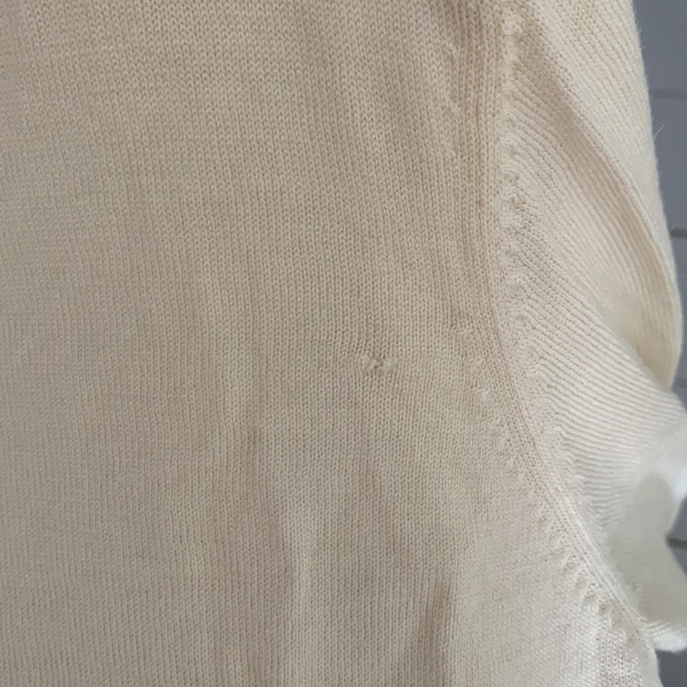 Så fin stickad tröja 😇Storlek L men mer som en S/M💗 Har ett litet litet hål på ena sidan därav priset❤️. Stickat.