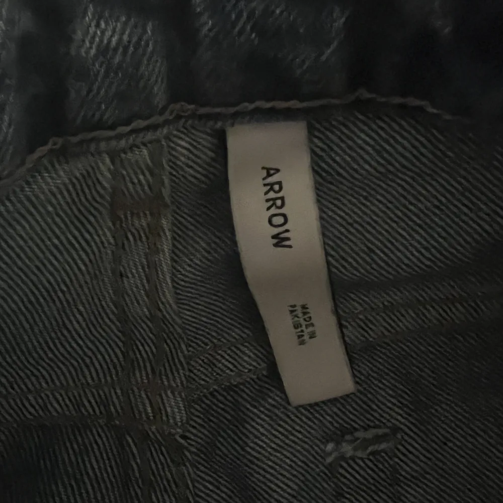 NYPRIS: 590kr Blåa weekday jeans!!!🤩 model arrow low.. Jeans & Byxor.