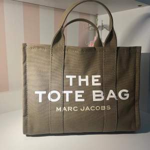 Nästan helt ny marc jacobs väska i medium storlek Köpt från farfetch Ge gärna bud!🥰🥰 Perfekt till skolan och till jobb!!