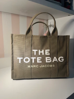 The Tote bag - marc jacobs - Nästan helt ny marc jacobs väska i medium storlek Köpt från farfetch Ge gärna bud!🥰🥰 Perfekt till skolan och till jobb!!