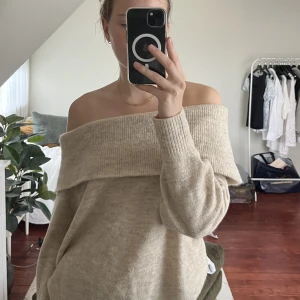 Stickad off shoulder  - Beige stickad off shoulder tröja i bra skick, skriv vid frågor 