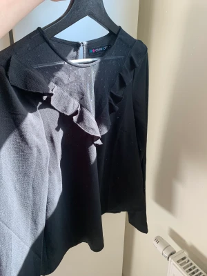 Svart blus  - Svart blus som är köpt på Sellpy