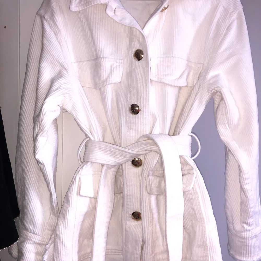 Superfin offwhite jacka med bälte i Manchester tyg och guldknappar. Från Zara storlek XS passar även S. Jackor.