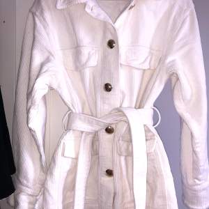 Superfin offwhite jacka med bälte i Manchester tyg och guldknappar. Från Zara storlek XS passar även S