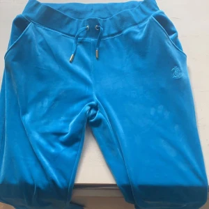 Blå juicy - Säljer dessa jättefina blå juicybyxor eftersom dem inte kommer till användning. Jag köpte dem denna sommaren så väldigt nya. Dem är i storlek S men passar även XS