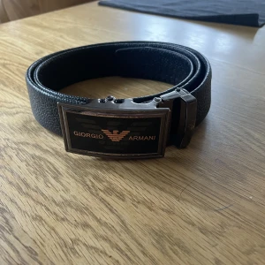 Armani bälte - Tja, säljer nu mitt gamla armani bälte eftersom att det helt enkelt inte kommer till användning längre. Nypris ligger runt 1500. Det är bara att höra av er om ni har några frågor🙌🏻