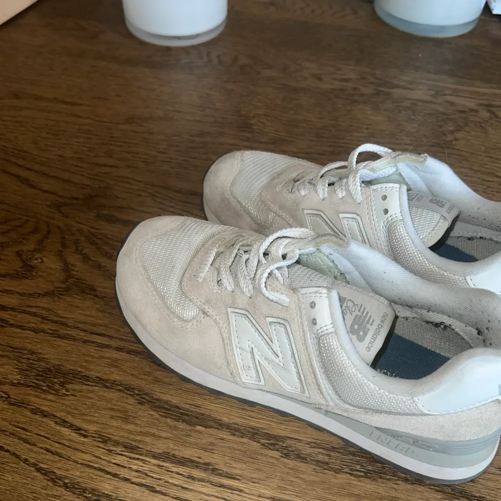 New Balance skor inköpta för ett år sedan. Inte använda allt för många gånger. Fint skick . Skor.