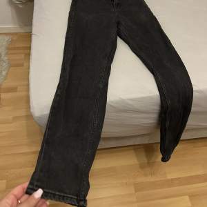 Säljer dessa svarta jeans för ett lågt pris pga för små för mig